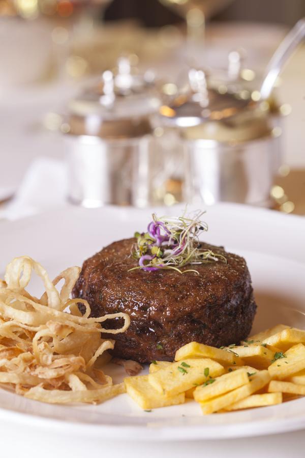 Para los paladares más exigentes, no lo dudes y visita uno de los restaurantes más emblemáticos de la capital: Horcher, en la calle Alfonso XII. Allí podrás probar su deliciosa hamburguesa servida con patatas salteadas y cebolla tirolesa.