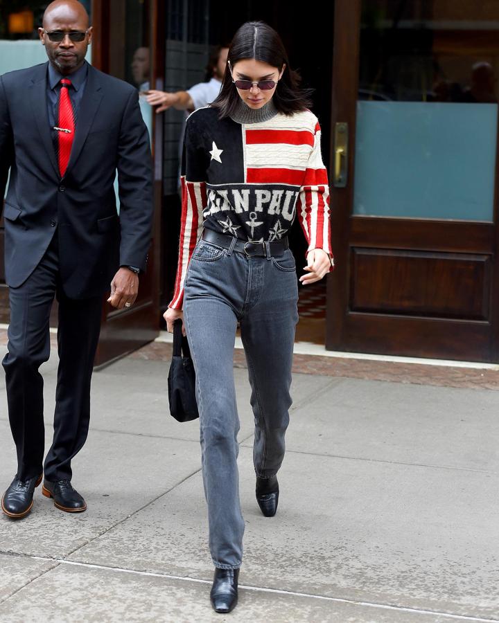 Esta semana, Kendall Jenner vuelve a demostrar que unos vaqueros y un suéter es siempre una combinación ganadora.