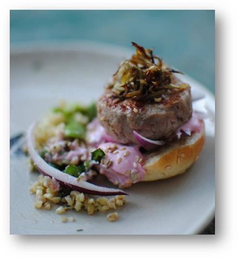 Especializado en producto fresco de temporada y cercanía, Belleberry Catering propone celebrar el Día de la Hamburguesa con su peculiar Hamburguesa Belleberry con Kétchup de Remolacha, elaborada a base de carne de ternera de la Sierra de Guadarrama y macerada con hierbas de su huerta; alcachofas de Tutela caramelizadas, y en lugar de las clásicas patatas, acompañada de una ensalada de bulgur fresco con hierbas.