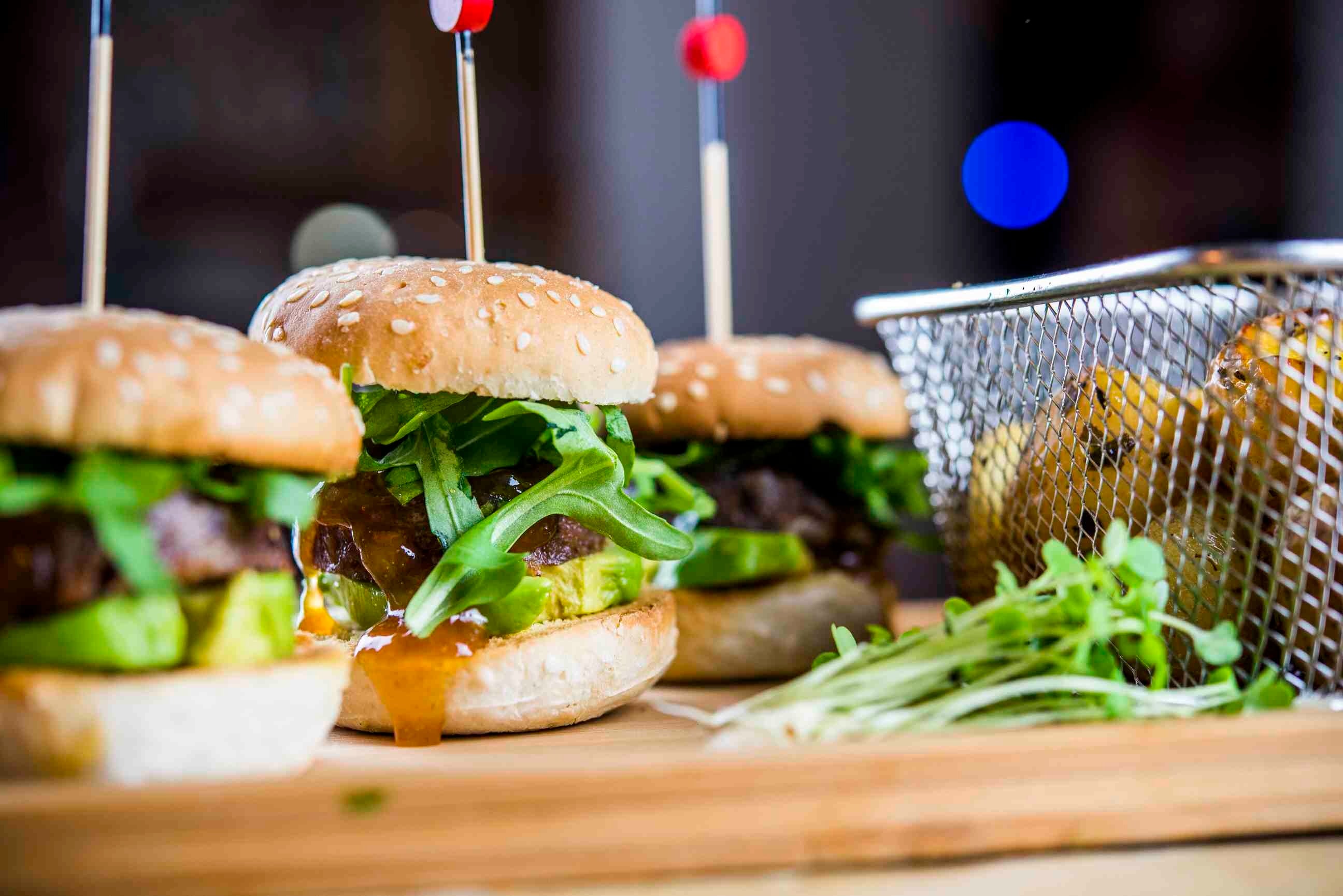 Y hablando de bocados en miniatura, no dejes de probar las minihamburguesas de rabo de toro con aguacate y chutney de mango de Bendita Locura (Príncipe de Vergara, 73)