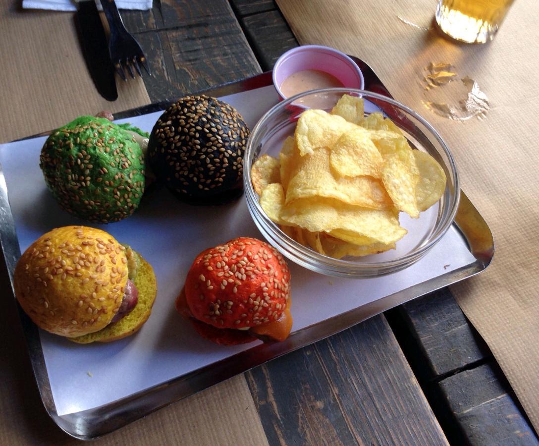 En la Calle de San Joaquín, 16, de Madrid, encontrarás Naif, que ofrece una hamburguesa ibérica y una opción con trufa que están para chuparse los dedos...