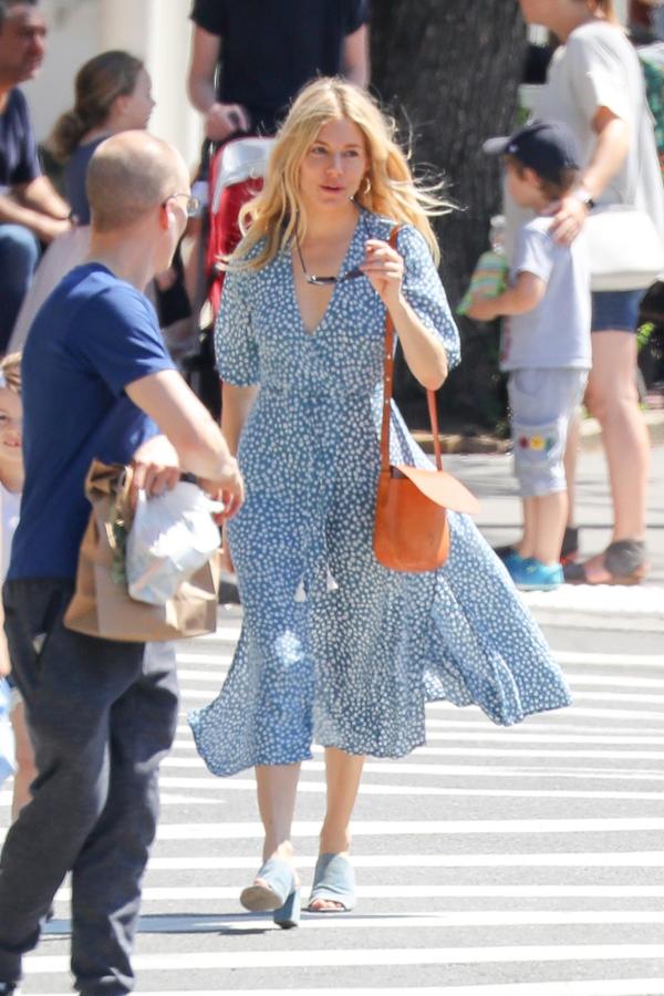 Sienna nunca defrauda. Su perfecto look de chica inglesa es eso, perfecto. Un vestido de flores (hay miles de opciones en las marcas de low cost), unas sandalias de tacón pero sencillas y un bolso bandolera para caminar por la ciudad. Es pura inspiración.