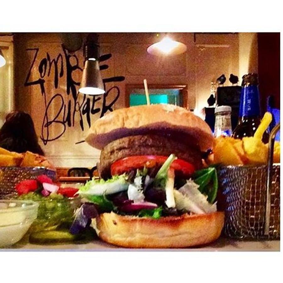 En la Calle del Pez, 7. de Madrid se esconde Zombie Bar, donde sus impresionantes hamburguesas te enamorarán tanto como su decoración. Además, sus opciones 'veggie' son irresistibles.