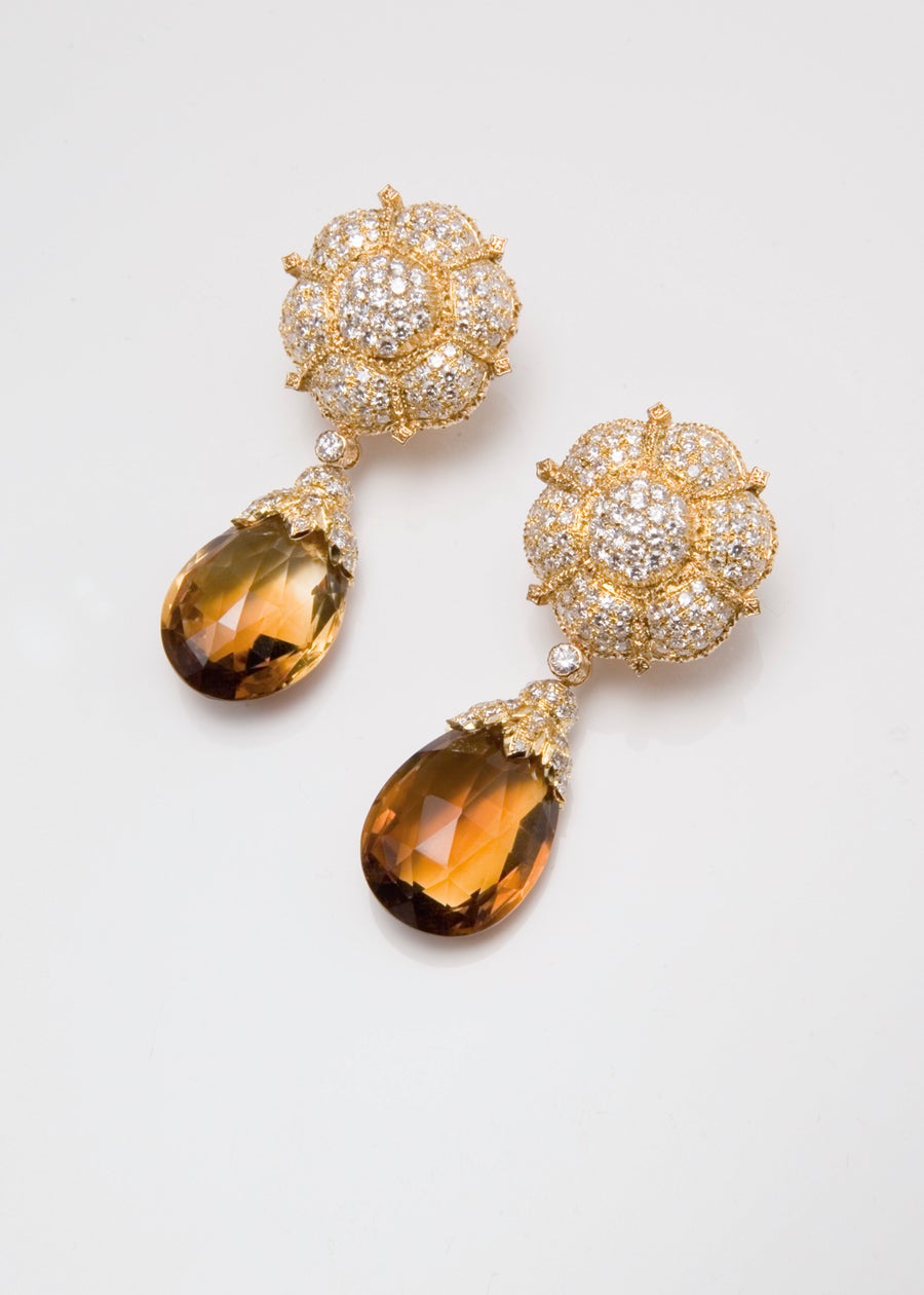 Belleza más allá de las modas. 'No hacemos colecciones estacionales ni seguimos tendencias. Nuestras joyas aspiran a una belleza universal. Añoro los tiempos en los que Harry Winston era Harry Winston y Cartier era Cartier. Cada firma tenía estilo propio. Las joyas Buccellati no son para todo el mundo', mantiene. La casa, fundada por su abuelo Mario en 1891, se dividió en dos firmas: Buccellati, que dirige su tío, y Federico Buccellati, con producciones propias.