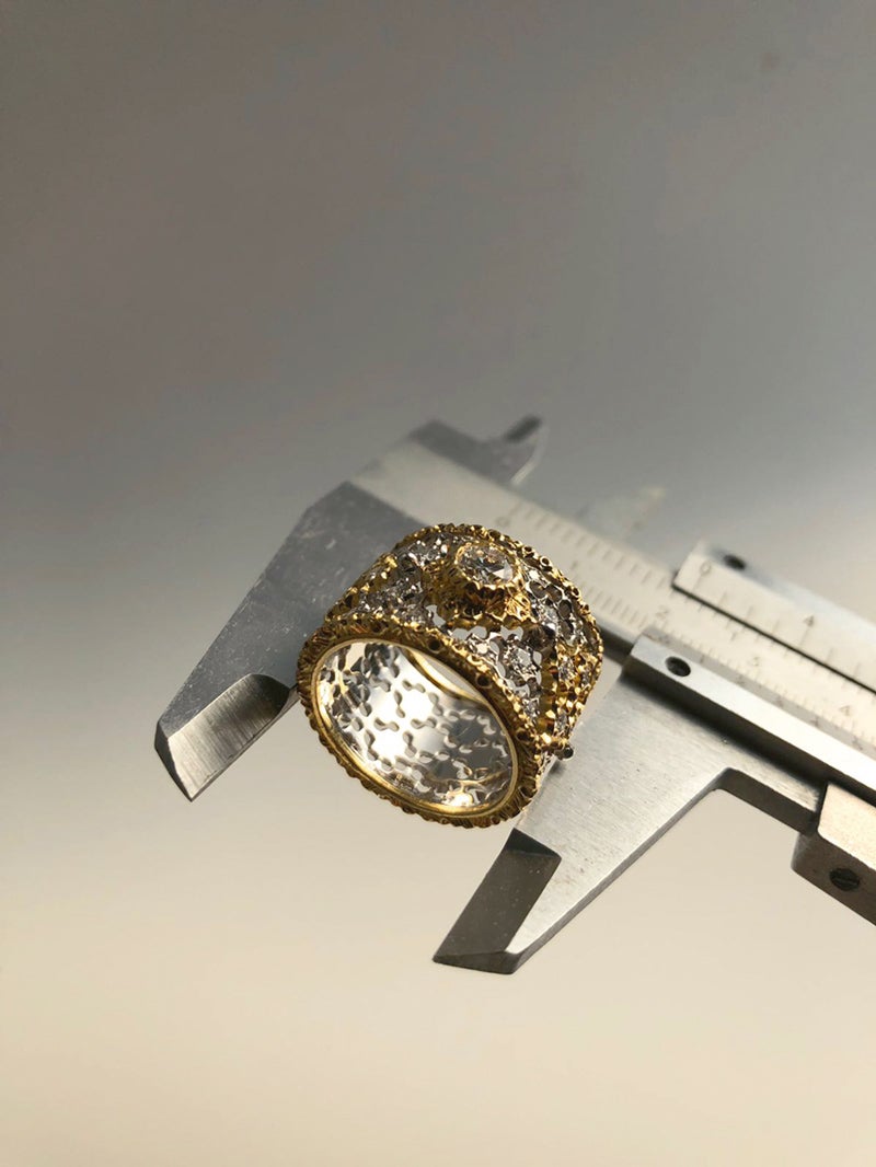 La filosofía del trabajo a mano. La forma en la que se elabora cada pieza no ha cambiado nada desde que la casa se fundó hace más de 100 años. Benedetta diseña cada joya, que fabrican las manos de hasta ocho artesanos durante casi tres meses.