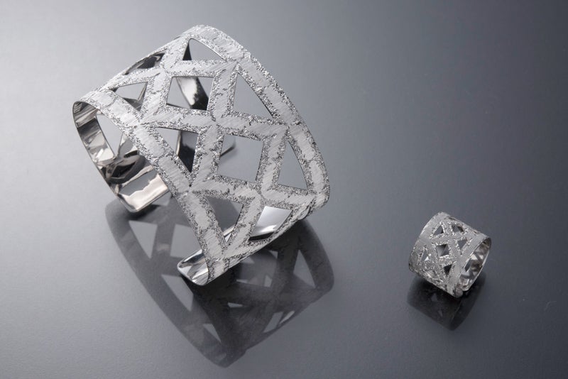 Presente y futuro. La tradición de Federico Buccellati continuará con la cuarta generación. 'Mi hija Marta se ha incorporado y hace una línea para gente más joven, se llama Marta B y son piezas de plata', señala Lorenzo.