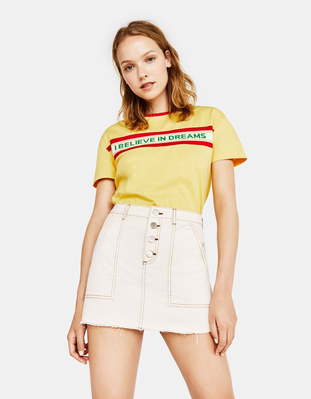 Falda midi con pespuntes de Bershka: 19,99 euros.
