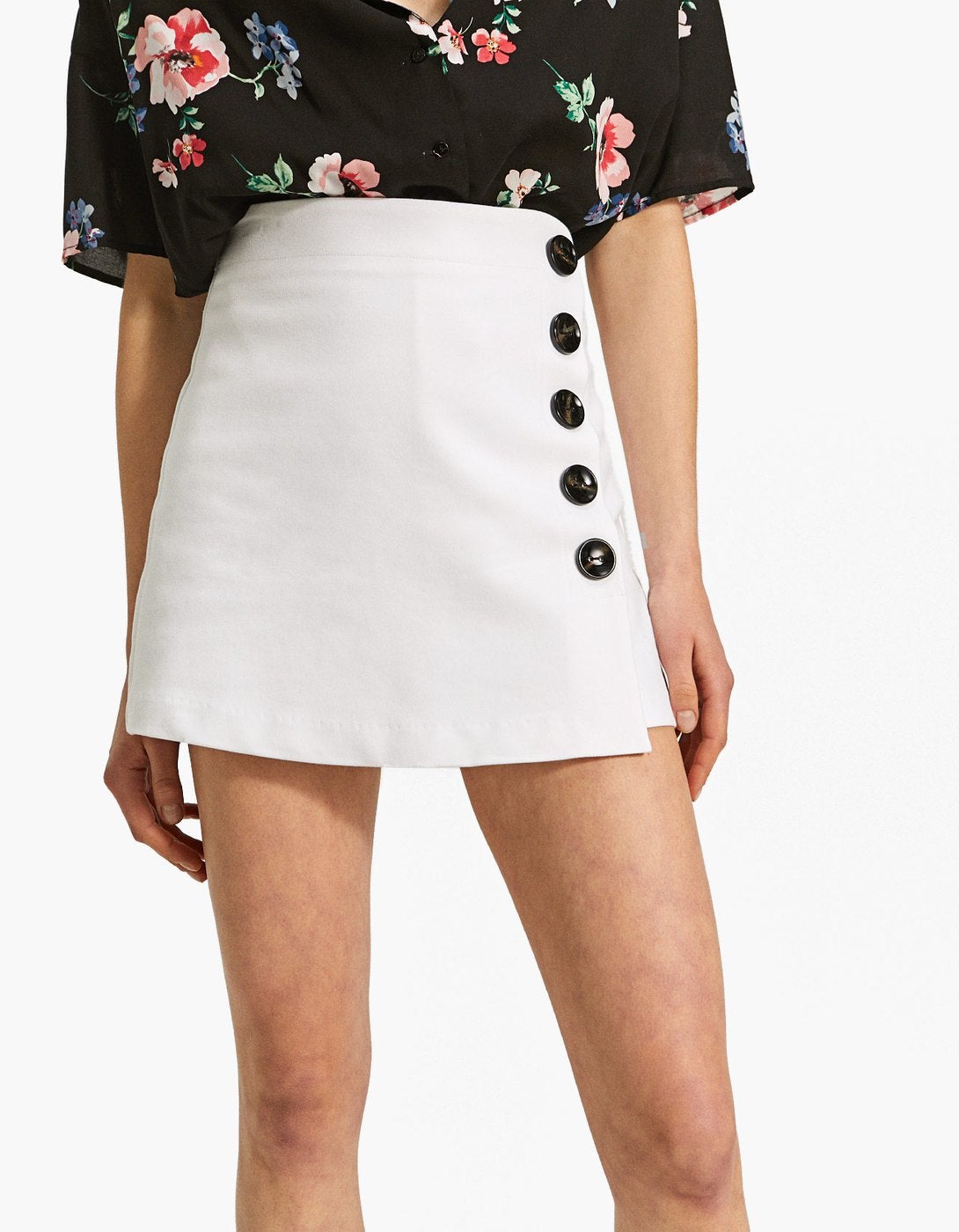 Falda con detalle de botones de Stradivarius: 17,99 euros.