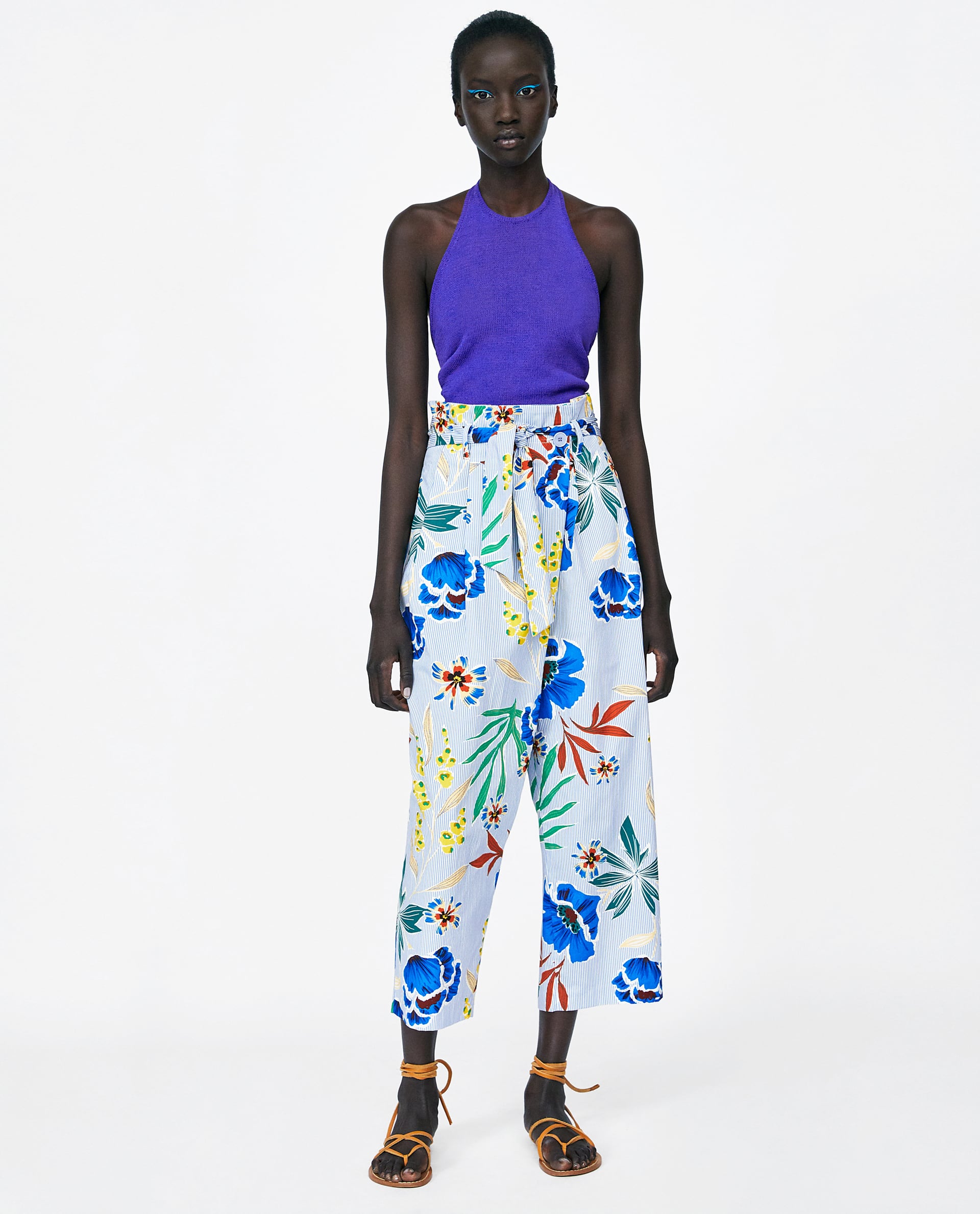 Pantalón estampado de rayas y flores de Zara: 29,95 euros.