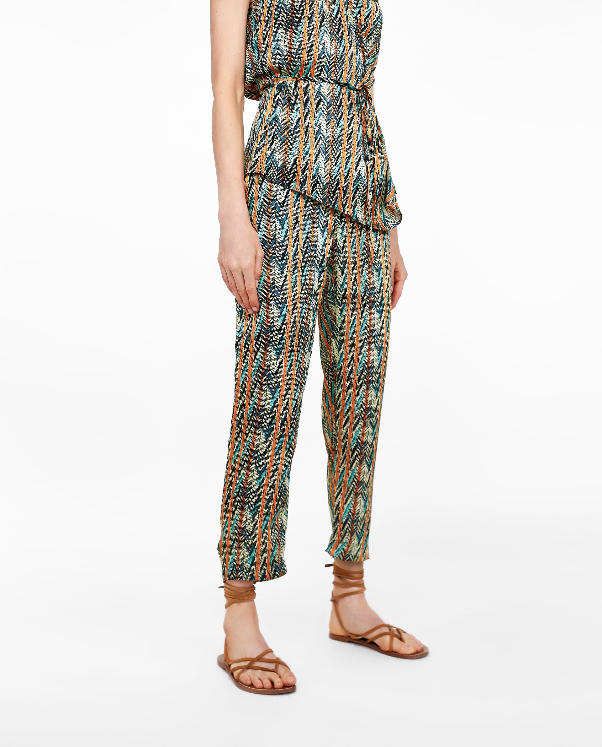 Pantalón estampado espiga de Zara: 29,95 euros.