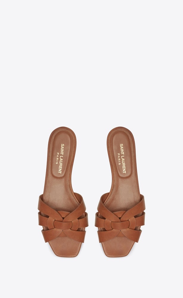 Sandalias planas de piel de Yves Saint Laurent: 495 euros.