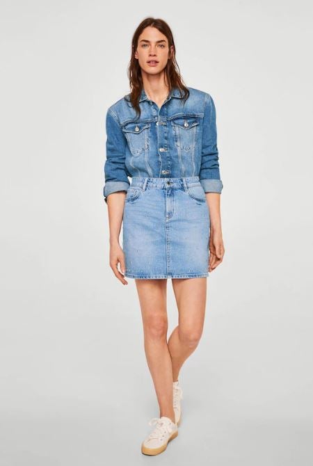 Probablemente uno de los 'total look' que mejor funcionan, sobre todo si complementos y maquillaje se deciden por ir a 'nude'. La combinación de minifalda y cazadora es ganadora, siempre que la cazadora sea de verano y tenga muchos lavados para evitar la rigidez. Precio: 29,99€. Dónde: Mango