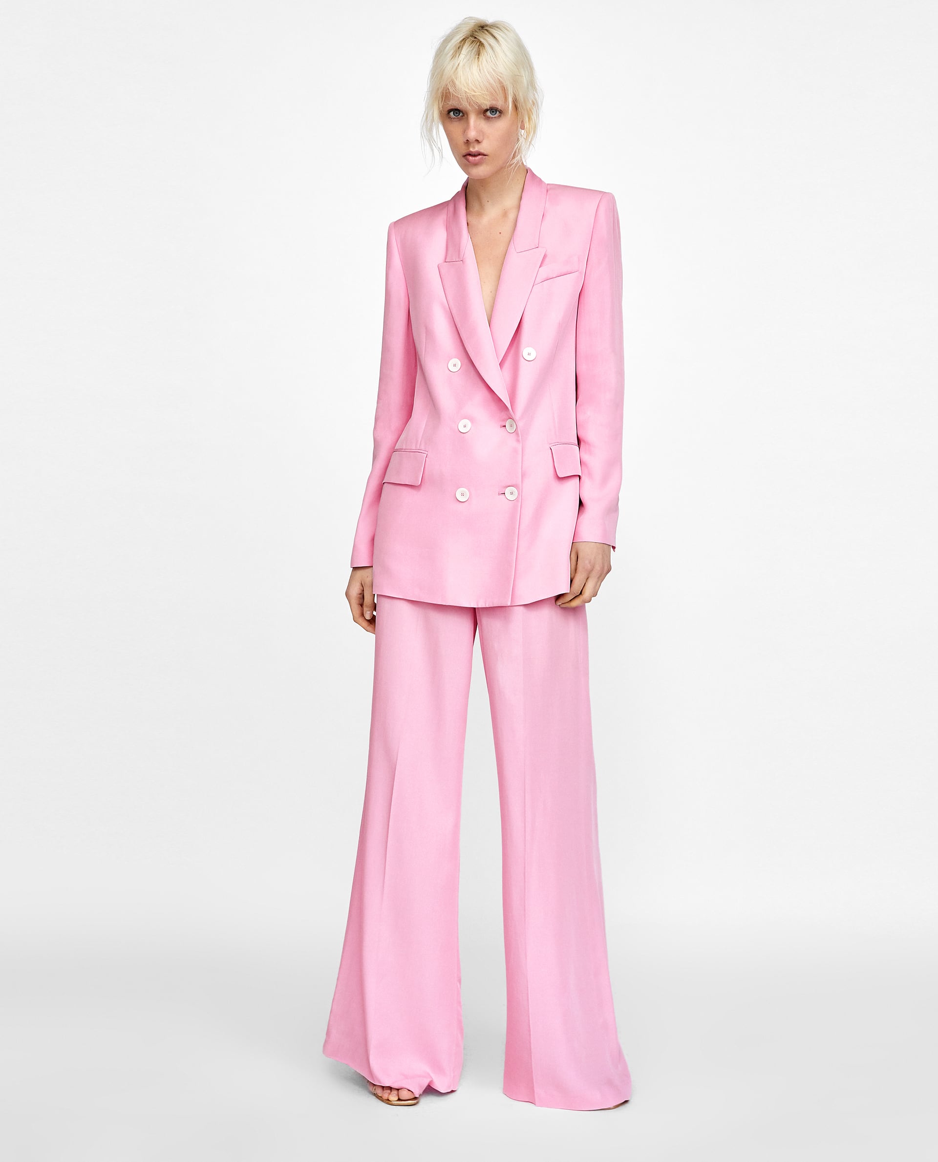 Una combinación con mil posibilidades de estilismo que en el modo traje arranca suspiros. Un truco para elevar el conjunto: cambiarle los botones. Precio: 39,95+59,95€. Dónde: Zara