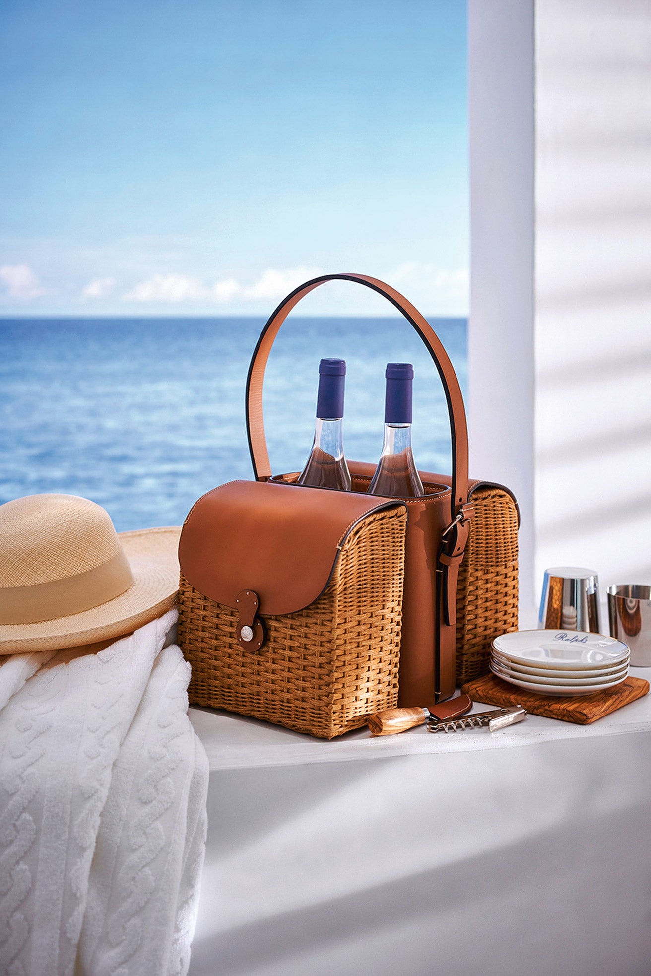 ¿Quién dijo que una comida al aire libre no podí­a ser glamourosa? Si llevas los accesorios adecuados, lo será. Y esta cesta de pí­cnic de Ralph Lauren puede ser uno de ellos. Tiene cuatro vasos, tabla de quesos, platos, abrebotellas, espacio para dos botellas de vino... La compañía la tienes que poner tú. www.ralphlauren.com