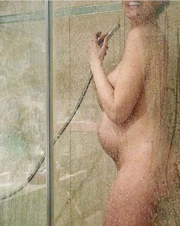 Adriana Abenia posa desnuda junto a su tripa de embarazada.