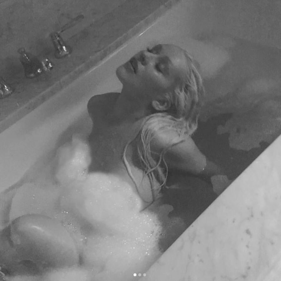 Así posa  desnuda Cristina Aguilera en Instagram.