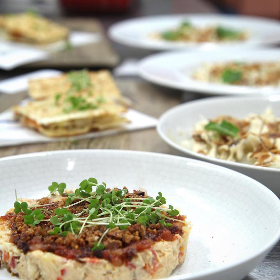 En el Mercado de Colón de Valencia (en el Carrer de Jorge Juan, 19), Ricard Camarena sirve una de las mejores ensaladillas que podrás probar. Con bacalao, por ejemplo, como la de la foto.