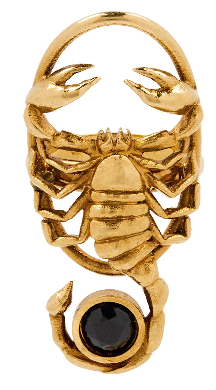 Cada una de las piezas tiene doble función, ya que que se convierten en colgantes, gracias a una sencilla cinta de satén. Además, cada signo lleva asociada una piedra.