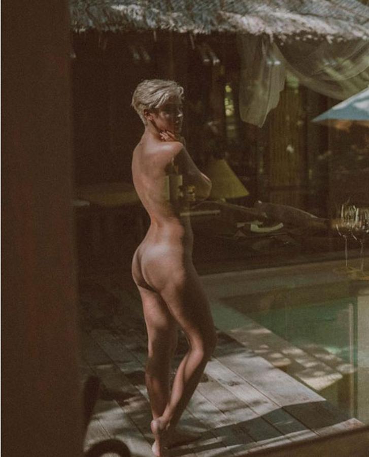 La influencer  Laura Escanes posó desnuda para los seguidores de su cuenta de Instagram.