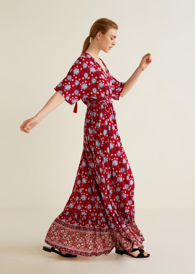 De inspiración boho, este maxi vestido cruzado de Mango con estampado floral cuesta 39.99 euros.