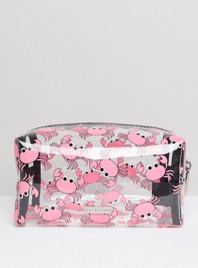 Un buen neceser como este es perfecto para llevar nuestros indispensables a la playa, a la piscina o incluso para nuestra maleta de viaje. Este tiene toque playero incluido gracias a su diseño de cangrejitos,  es de Asos y cuesta 19,99 euros.