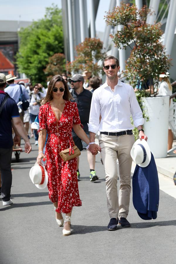 Pippa Middleton ha acudido en París a Roland Garros con un look con 'wrap dress' que es pura inspiración para la primavera y que, en las fotos de más abajo, te contamos cómo copiar en versión 'low cost'.