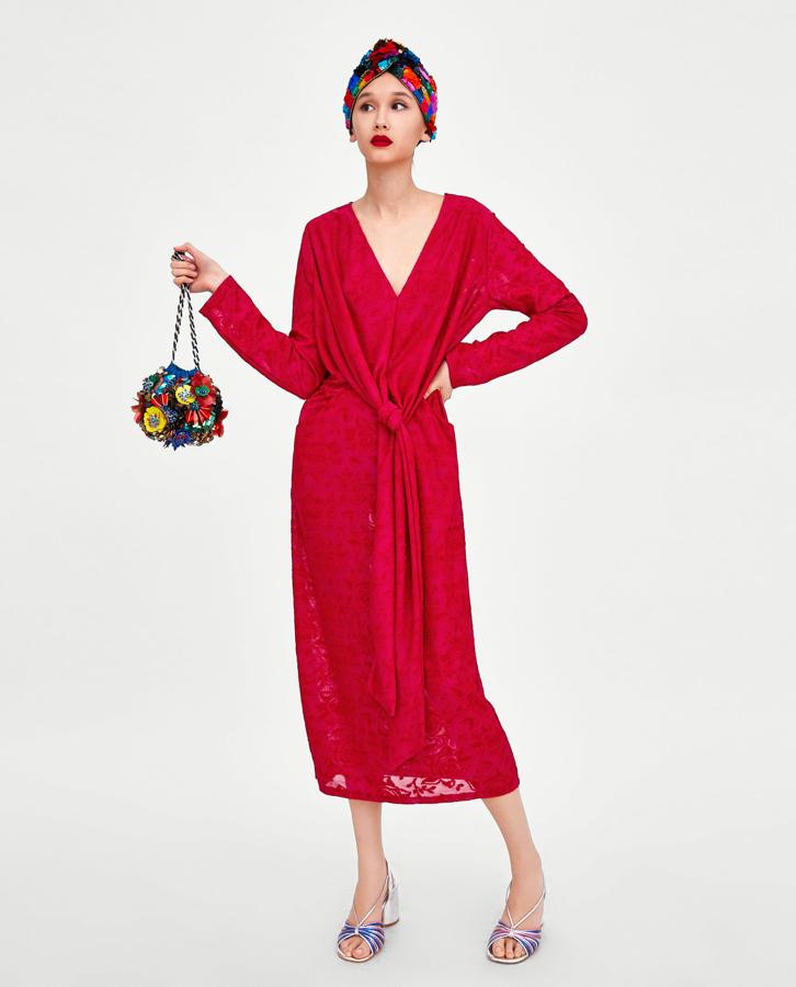 Este vestido cruzado de Zara solo cuesta 25.95 euros, y no solo te servirá para copiar a Pippa Middleton: es uno de nuestros favoritos 'low cost' para tus looks de invitada perfecta.