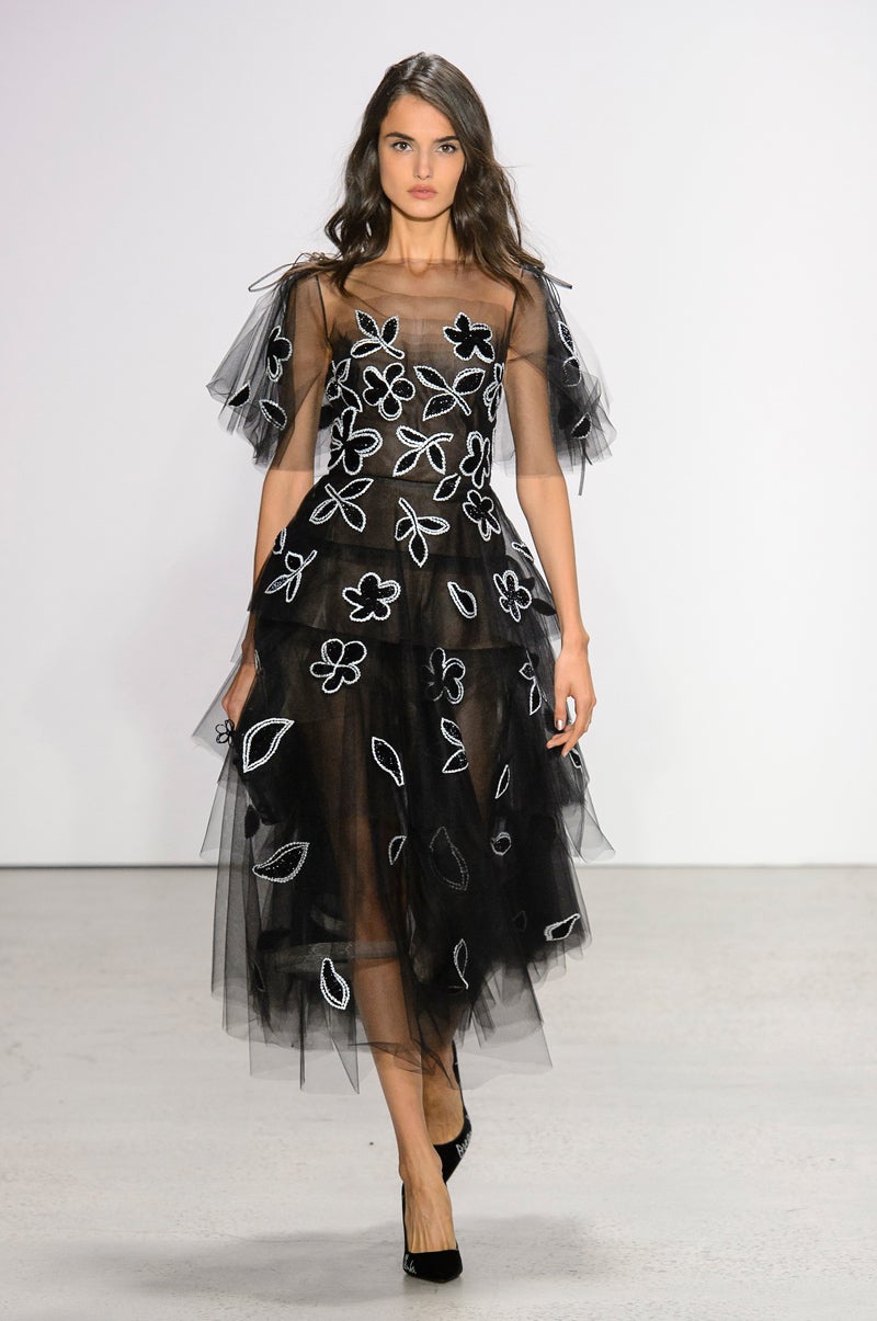 Blanca Padilla desfilando para Oscar de la Renta