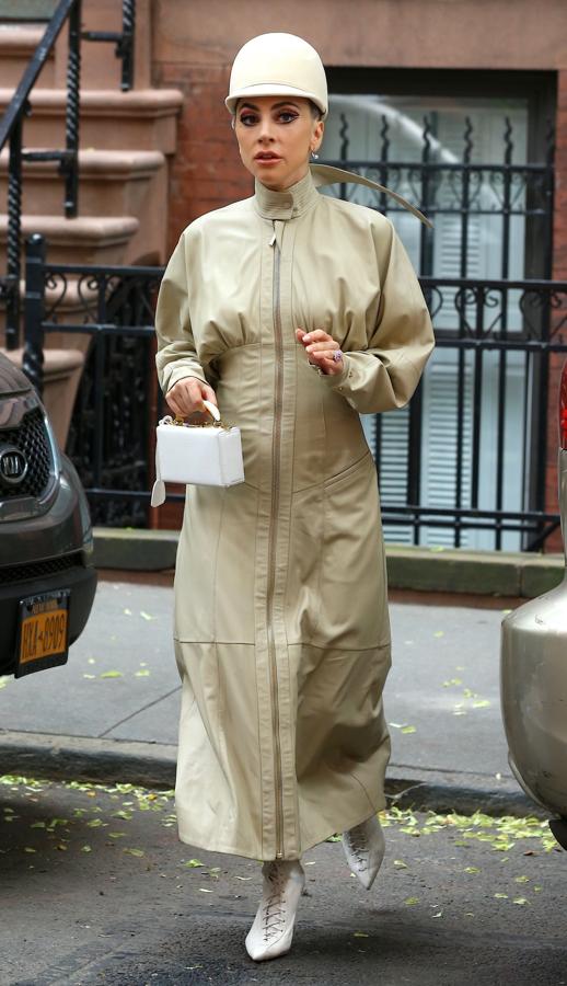 Mucho más discreto (o no, según se mire), es este look de inspiración amazona con abrigo gabardina de Zimmermann y complementos 'años 40' en blanco.