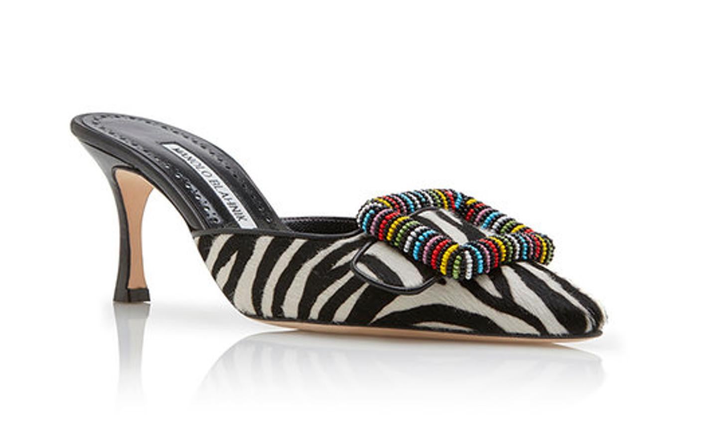 Tacón fino y mules: Quizá este estilo es el que más protagonismo tendrá en las calles. Se caracterizan por ser puntiagudos, con tacón fino y el talón al descubierto. Manolo Blahnik. Precio:1.195 euros.