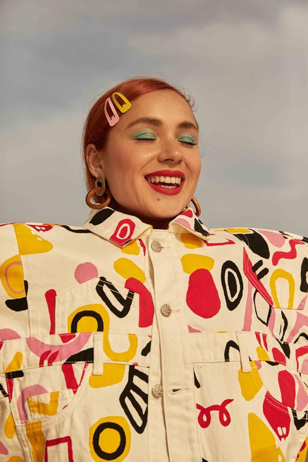 La artista trabaja como nadie el color y la estétia y ella misma ha hecho de modelo para esta colección.