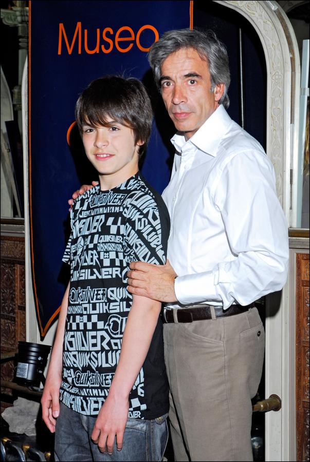 Ricardo Gómez junto a Imanol Arias, padre e hijo en 'Cuéntame'.