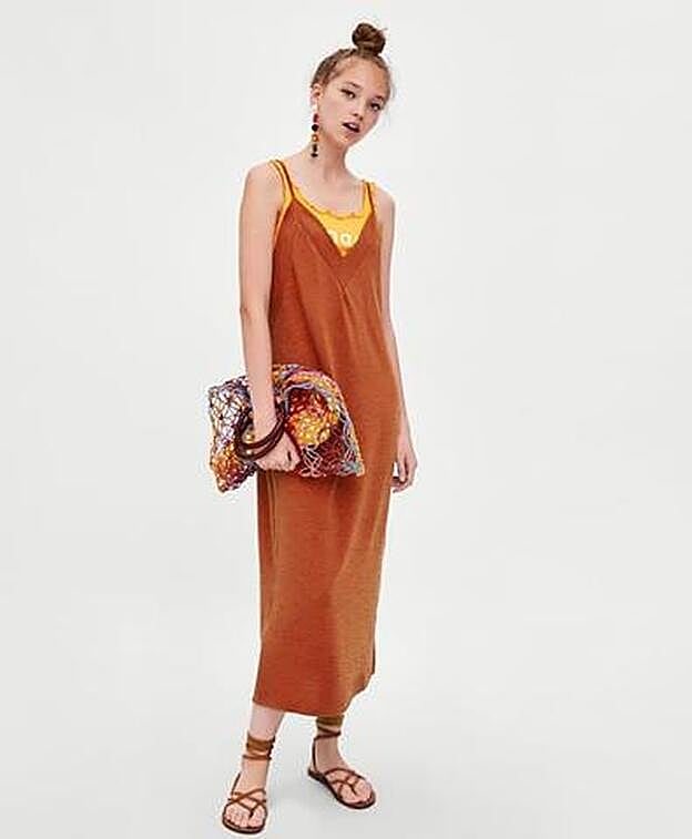 Vestido largo con escote en pico y tirantes, 19,95 euros.