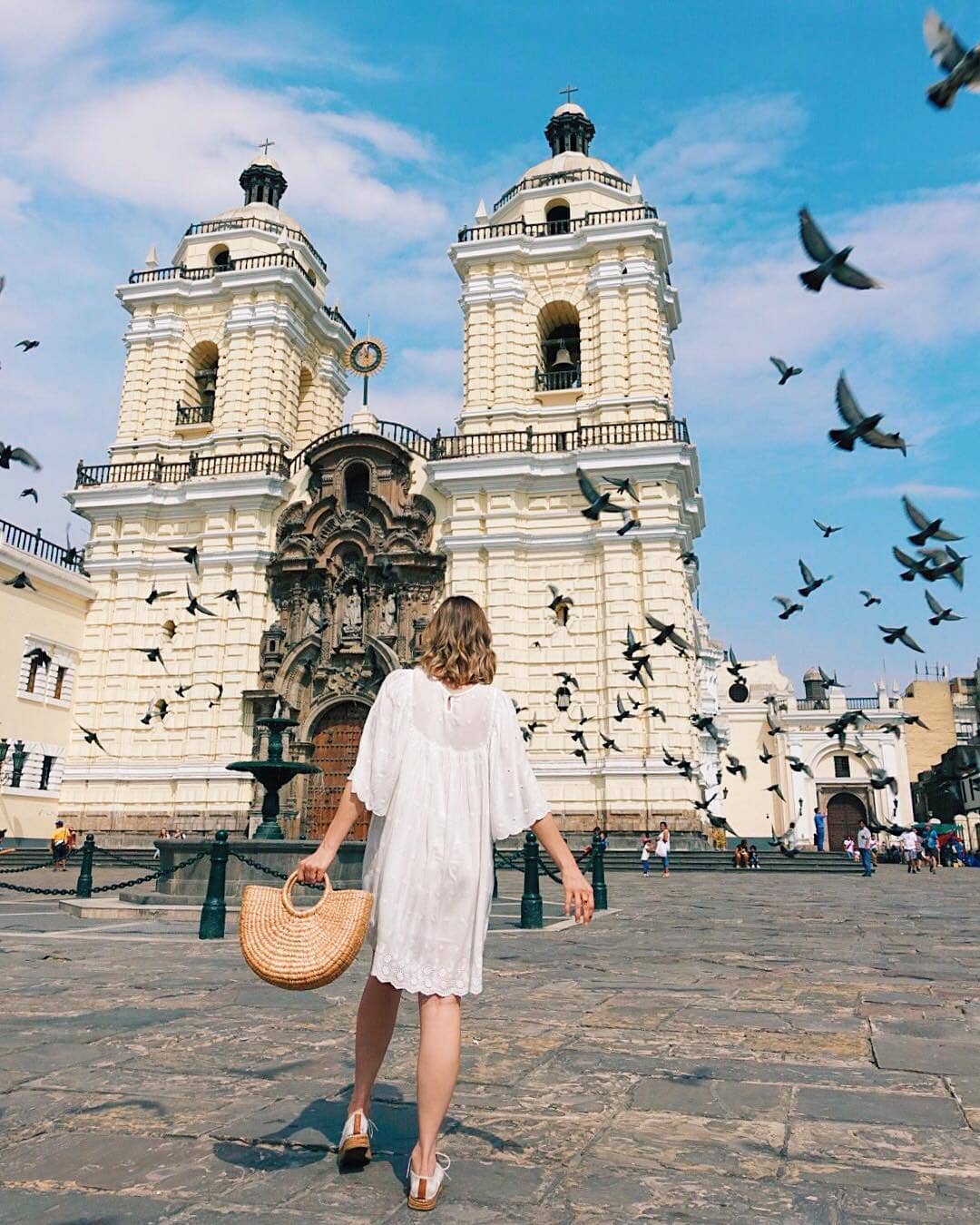 La puerta de entrada a Perú es Lima, una capital que respeta su pasado y logra la armonía perfecta entre tradición y la arquitectura de vanguardia. Recorrer sus calles es admirar sus iglesias, sitios arqueológicos y casonas con balcones que conviven con modernos edificios.