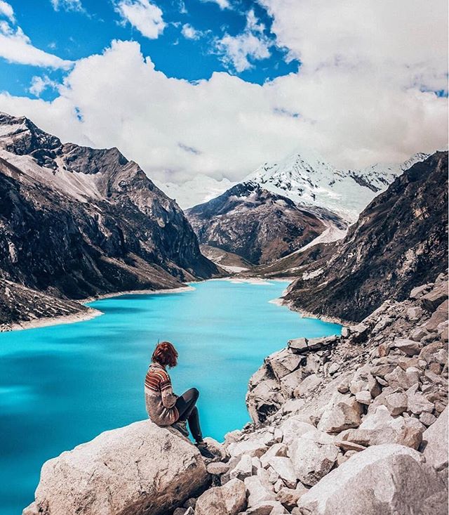 Hacer trekking para quedarte sin aliento con las viestas del Lago Parón.
