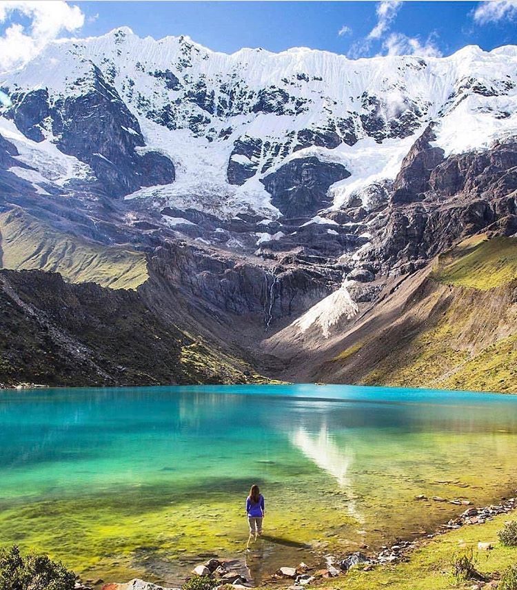 O quedarte horas y horas mirando el Lago Humantay y sus reflejos.