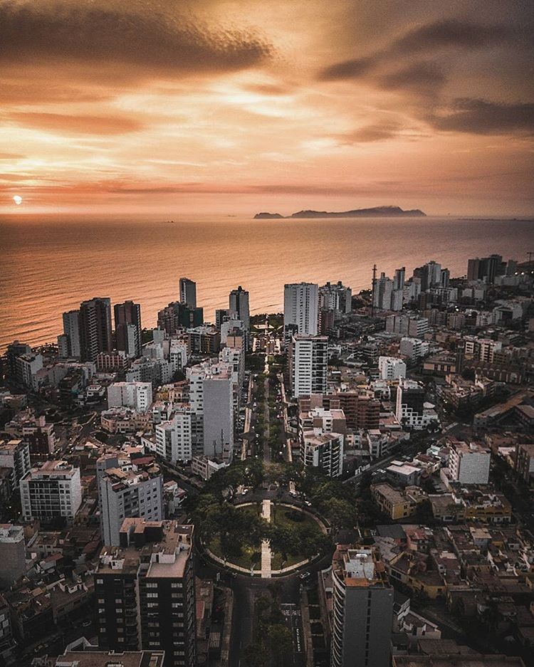 ¿Sabías que Lima, cuyo Centro Histórico fue declarado Patrimonio Cultural de la Humanidad en 1991, es la única capital sudamericana a orillas del Océano Pacífico?