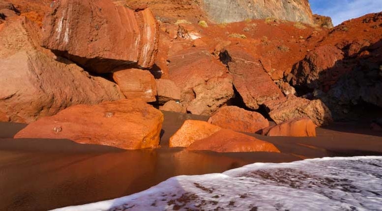 La cala de Tacorón en la isla del Hierro, destaca por su entorno decorado con arena y piedras de color rojizo y tonos ocres realmente impresionantes. Se trata de una cala de pequeñas dimensiones, un pequeño tesoro escondido que muy pocos tienen el privilegio de conocer.