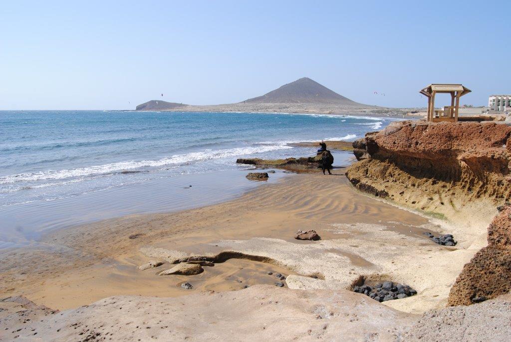 En el municipio de Granadilla de Abona situamos la playa de El Médano (Tenerife). Una de las playas más visitadas de la isla del Teide. Tiene mucho ambiente y en ella podrás disfrutar de los múltiples deportes acuáticos que ofrece, como el surf o el snorkel.