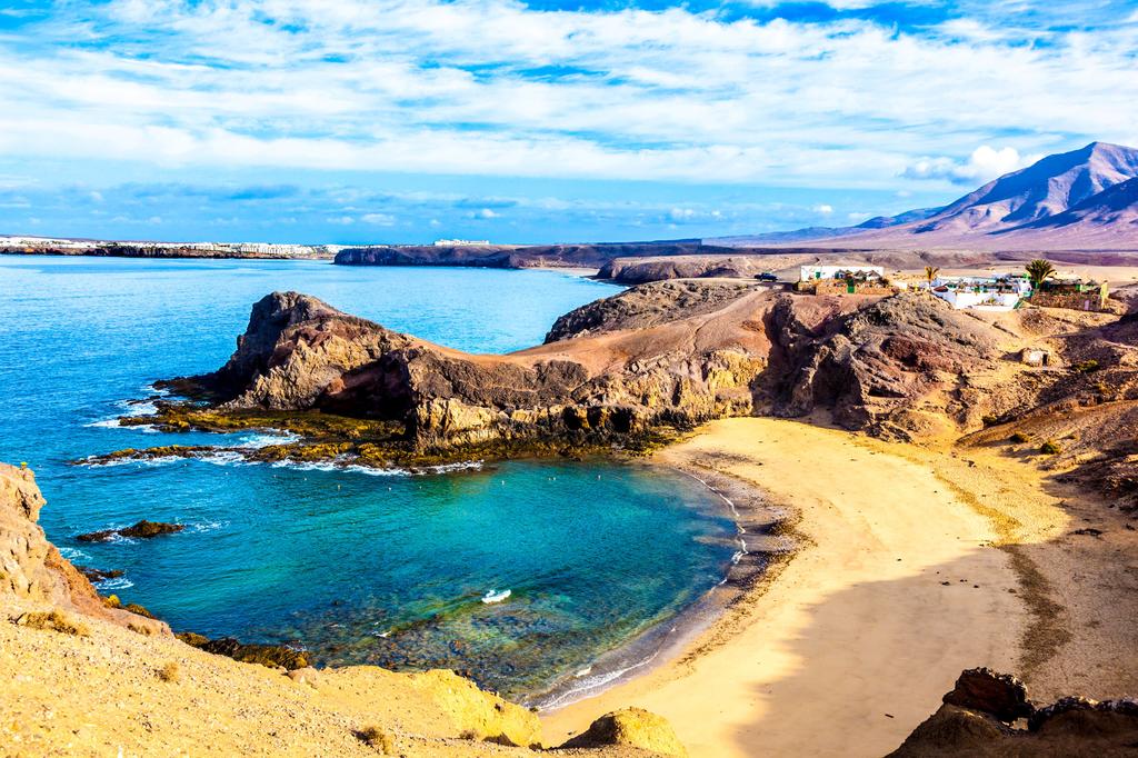 La playa Blanca es una de las múltiples calas que forman parte de la zona de Papagayo, en Lanzarote. Es algo más turístico pero tampoco encontrarán masificación turística. Sus aguas color azul turquesa no tiene nada que envidiarle a cualquier país caribeño.
