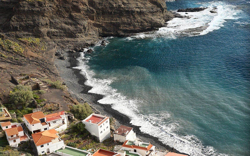 La playa Alojera está situada en la localidad de Vallehermoso, en la isla de La Gomera. De nuevo nos encontramos con una arena negra y fina, de origen volcánico rodeada de típicas casitas blancas y unos grandes acantilados que forman unos preciosos arrecifes.