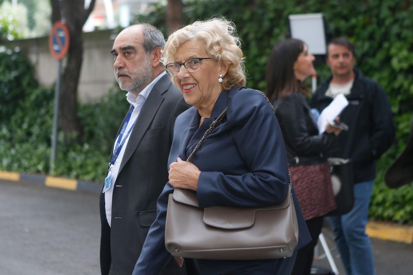 Manuela Carmena acude a la capilla ardiente de María Dolores Pradera.