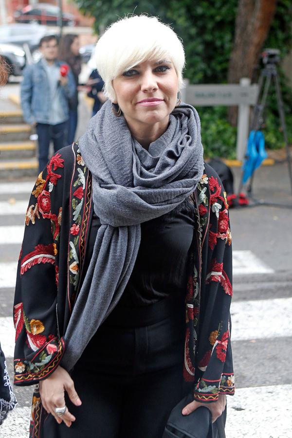 Pasión Vega se despide de María Dolores Pradera en el Tanatorio de la M30.