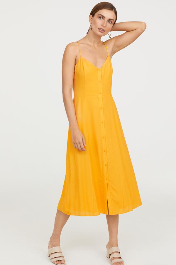 En amarillo, el color de la temporada, con botones invibles, de H&M (39.95 euros).