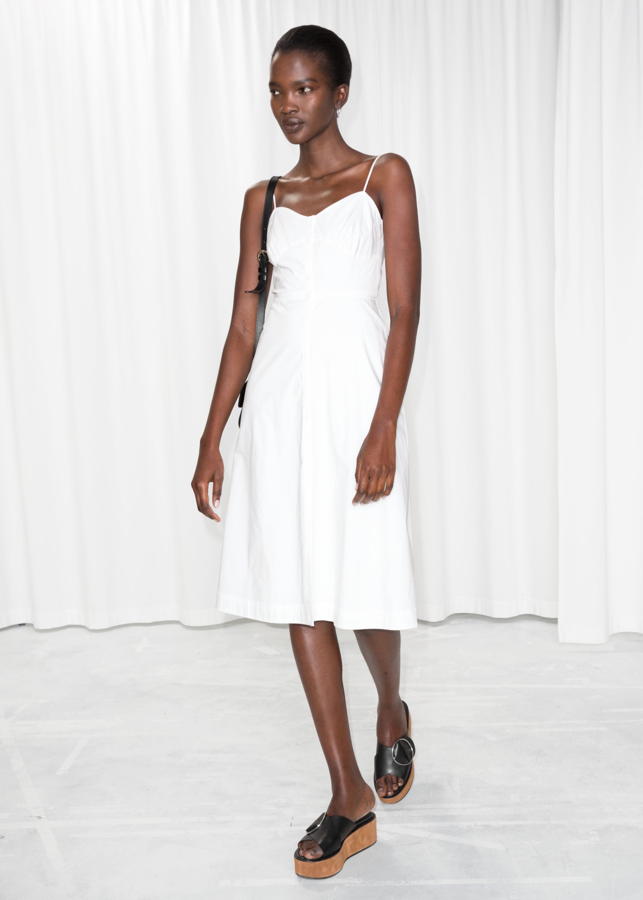 De algodón blanco y con botones delanteros invisibles, de &Other Stories (89 euros).