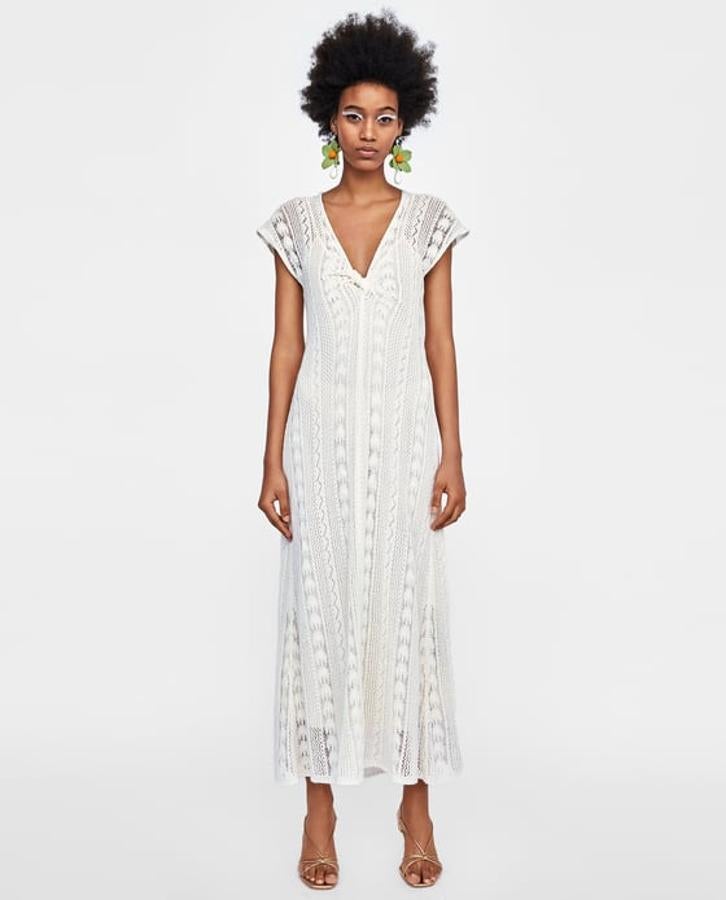 Vestido crochet con escote de pico y en blanco crudo, 29,95 euros.
