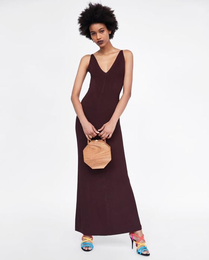 Vestido largo de punto en color marrón chocolate y con escote en pico, 35,95 euros.