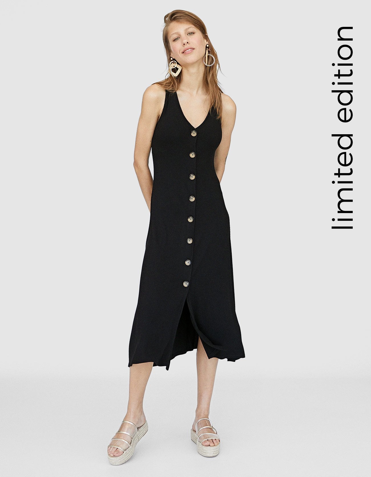 En negro, con escote de pico y tirante ancho, de Stradivarius (29.99 euros)