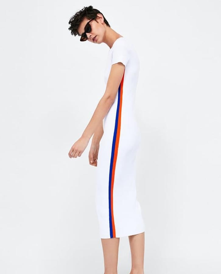 Vestido de punto en color blanco con banda lateral azul y naranja, 19,95 euros.