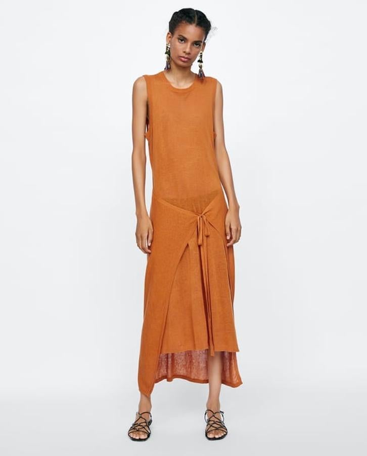 Vestido de punto con superposición en color teja, 35,95 euros.